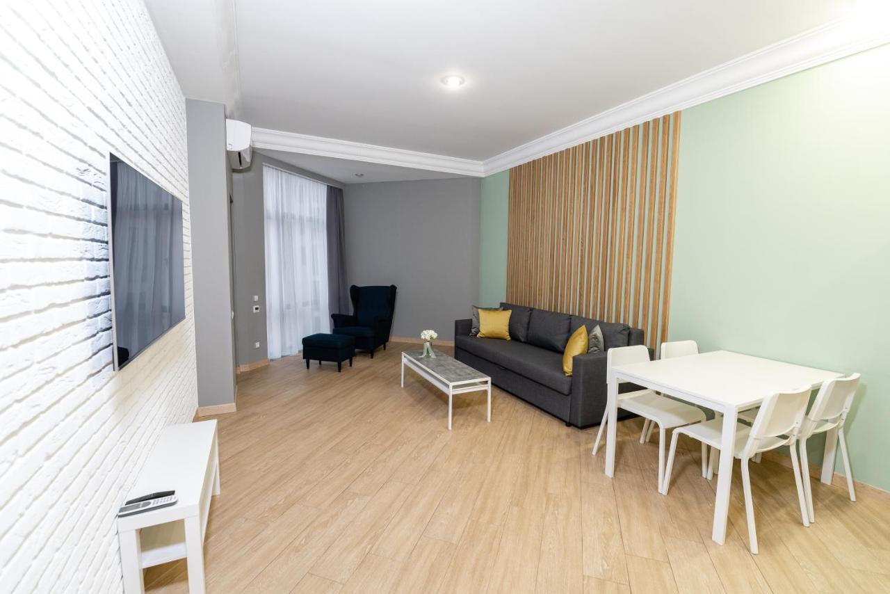 Green apartments. Green Park Кисловодск номера. Апартаменты в ГРИНТРИ.